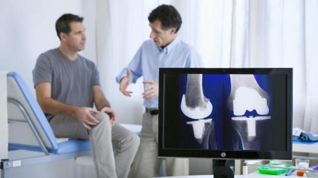 Knee Replacement 101: Risks, Recovery and Exercise Regimens