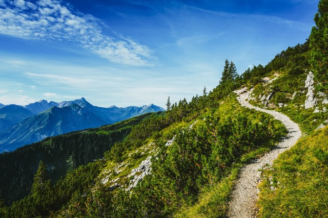 Nature Awaits: How to Discover Beautiful Trails Next to Tourist Hotspots